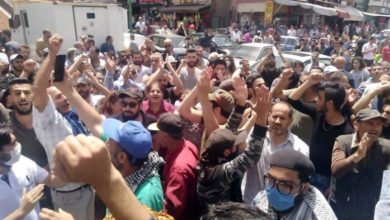 صورة أعضاء من حركة رجال الكرامة مع أهال في السويداء تنذر المسلحين وأفراد العصابات المنتسبين للأفرع الأمنية