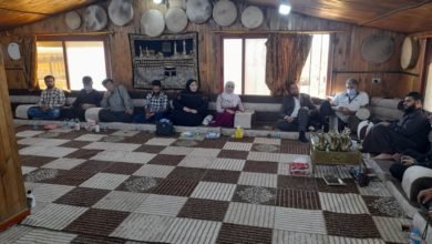 صورة أعضاء مكتب منبج للحزب يقومون بواجب العزاء للقائد العام لجيش الثوار لوفاة أخيه.