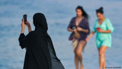 صورة تعرض لواقع عمل المرأة في المنطقة العربية.￼