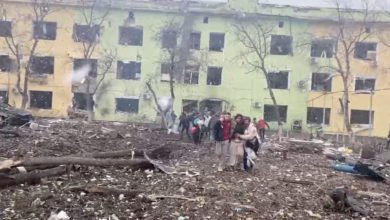 صورة كييف تتهم الروس بمخطط مريب.. جمعوا قتلى ماريوبول بمكان واحد.