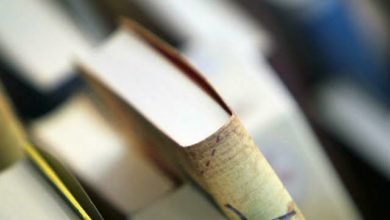 صورة عودة الالتزام في الأدب باسم الديمقراطية.