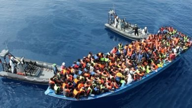 صورة صدمة من موت سوريين جوعاً وعطشاً وهم في قارب إلى إيطاليا.