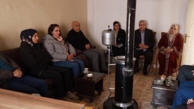 صورة قيام ممثلوا الحزب بمكتب الرقة برفقة زملاء من منصة الرقة الوطنية بزيارة مكاتب الحزب اليسار الكردي و حزب الإتحاد الديمقراطي و دار النقاش حول تشكيل تيار وطني جديد يشمل ممثلين عن الاحزاب السياسية ووجهاء وشيوخ عشائر ومثقفين من أجل النهوض بمجتمع ديمقراطي وطني يؤمن بالوطنية وبالدولة اللامركزية